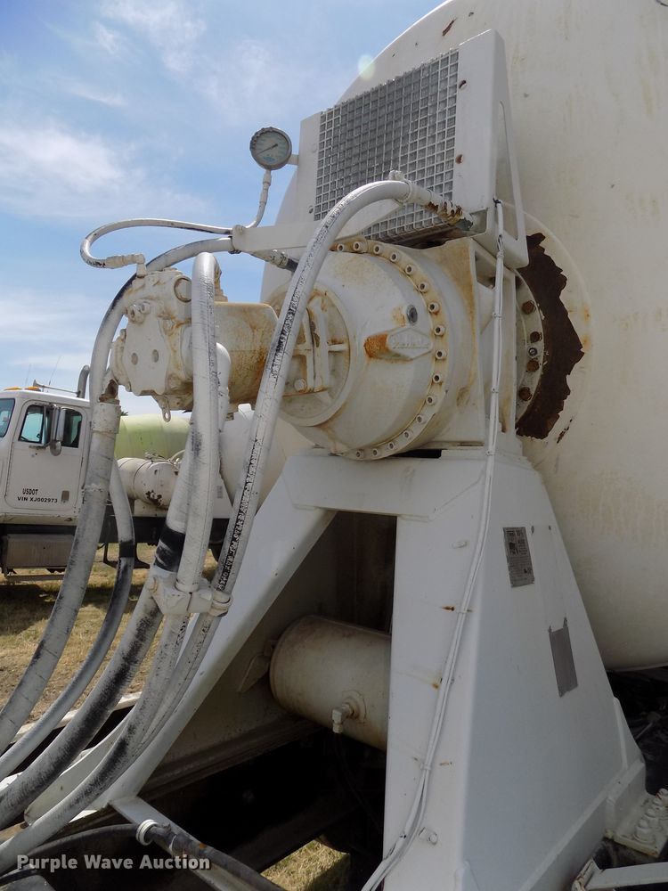 image for item DG2620 1999 International Paystar 5000  ready mix truck