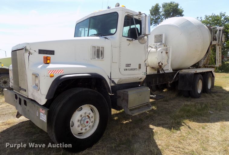 image for item DG2622 1999 International Paystar 5000  ready mix truck