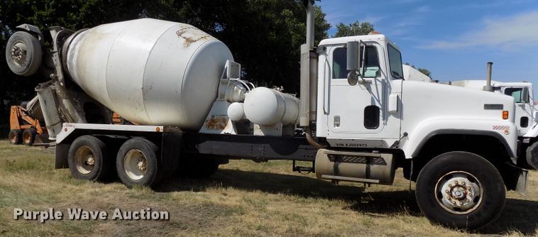 image for item DG2622 1999 International Paystar 5000  ready mix truck