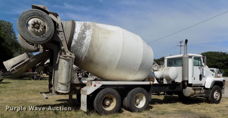 image for item DG2622 1999 International Paystar 5000  ready mix truck