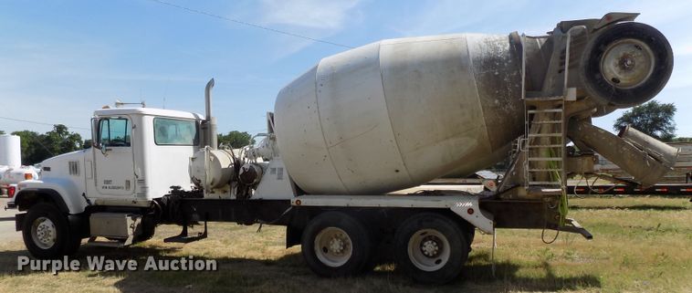 image for item DG2622 1999 International Paystar 5000  ready mix truck