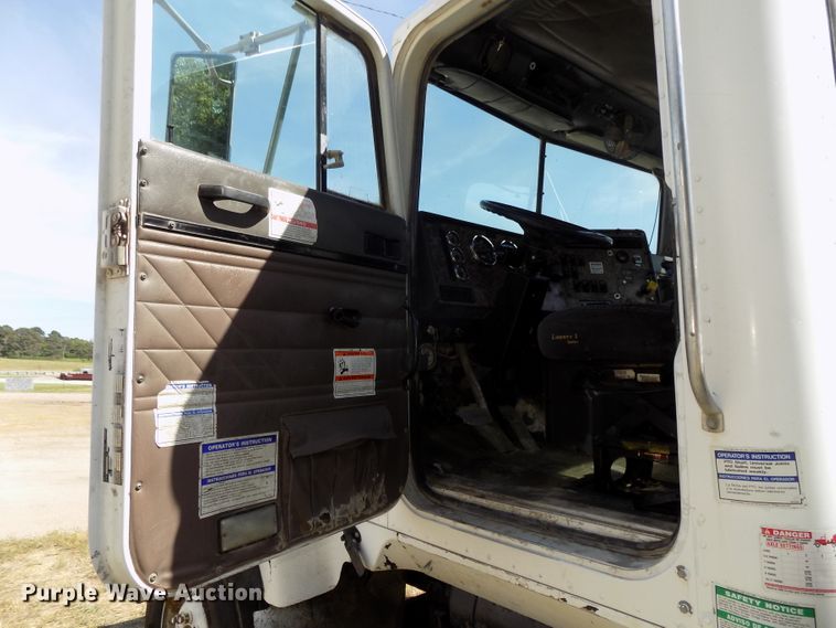 image for item DG2622 1999 International Paystar 5000  ready mix truck