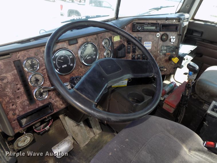 image for item DG2622 1999 International Paystar 5000  ready mix truck