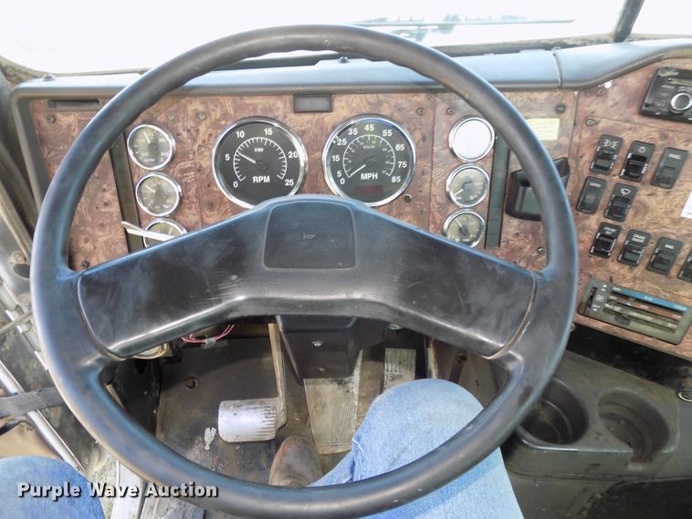 image for item DG2622 1999 International Paystar 5000  ready mix truck