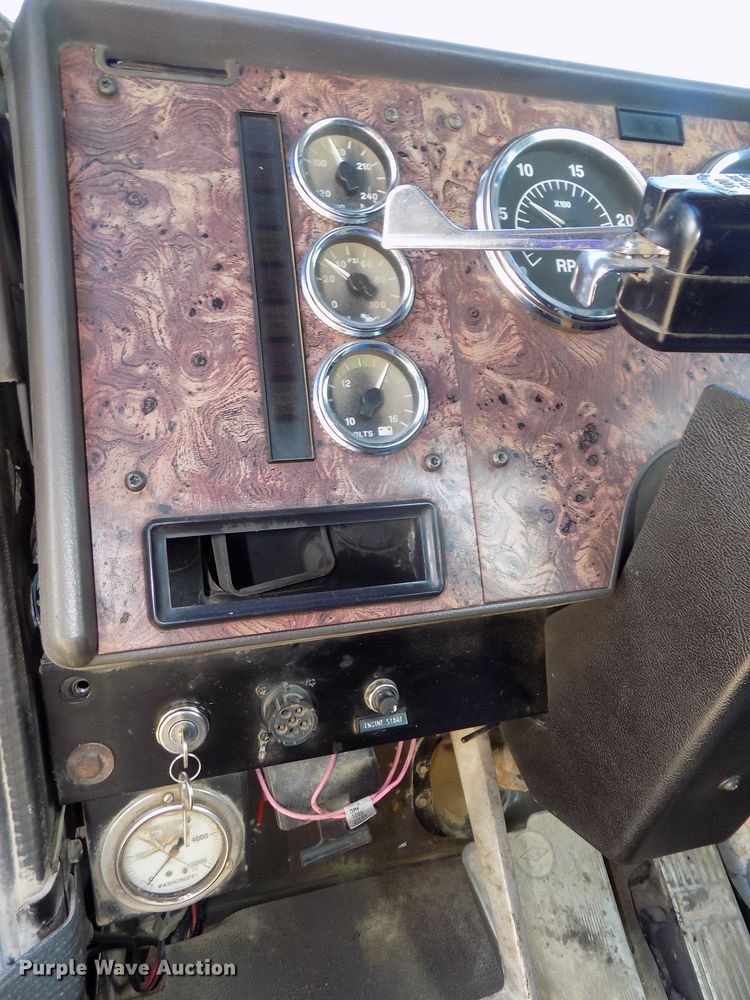 image for item DG2622 1999 International Paystar 5000  ready mix truck