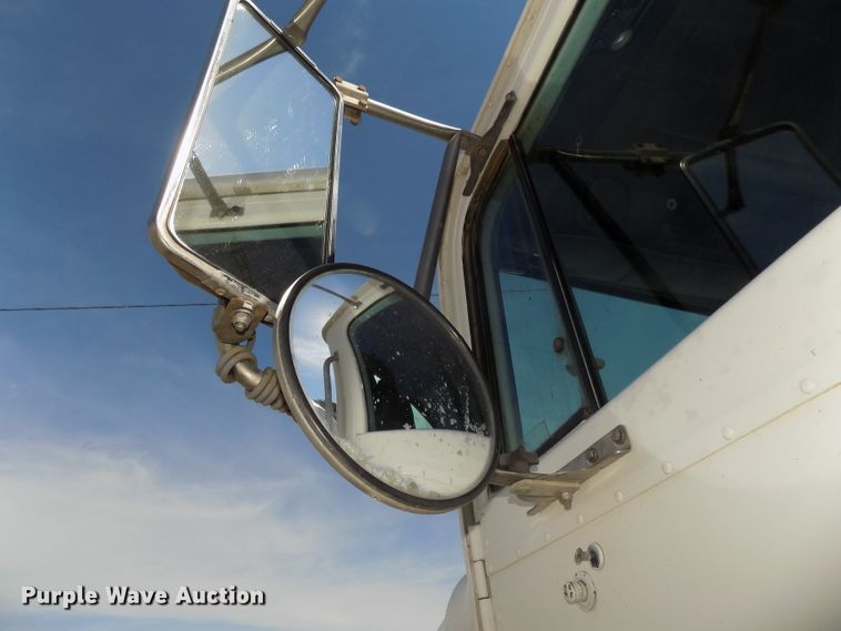 image for item DG2622 1999 International Paystar 5000  ready mix truck