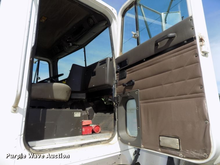 image for item DG2622 1999 International Paystar 5000  ready mix truck