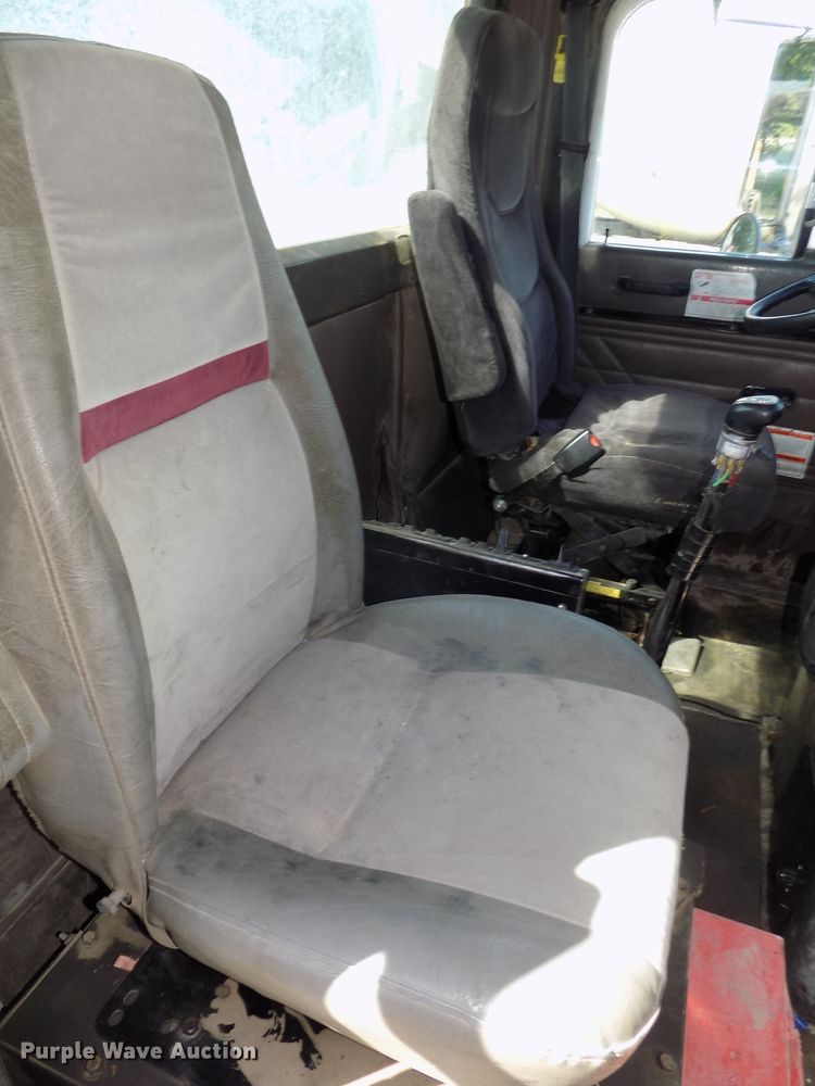 image for item DG2622 1999 International Paystar 5000  ready mix truck