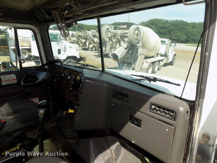 image for item DG2622 1999 International Paystar 5000  ready mix truck