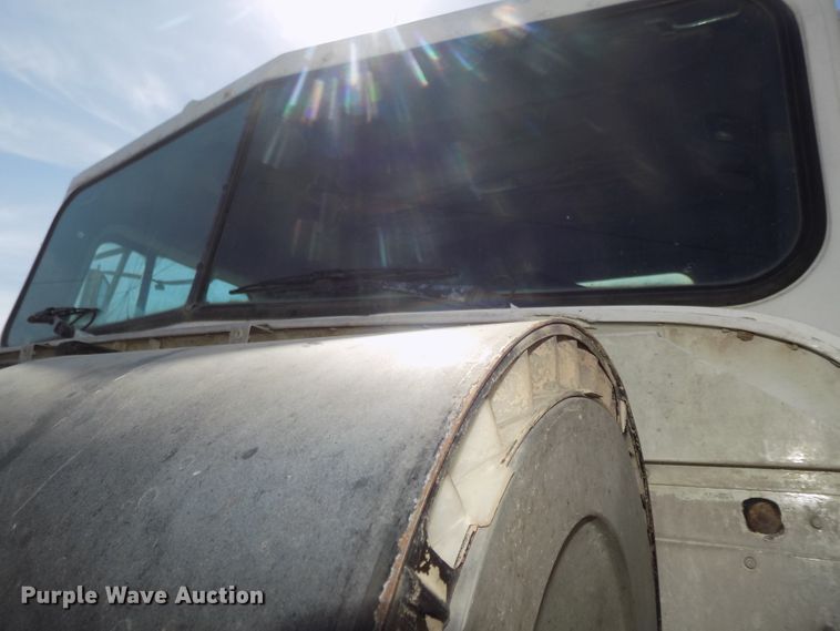 image for item DG2622 1999 International Paystar 5000  ready mix truck