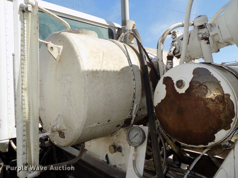 image for item DG2622 1999 International Paystar 5000  ready mix truck