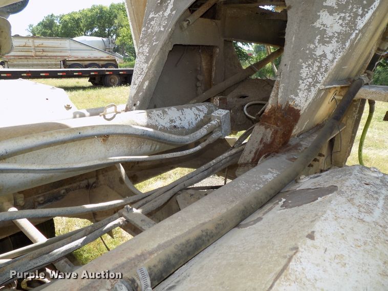 image for item DG2622 1999 International Paystar 5000  ready mix truck