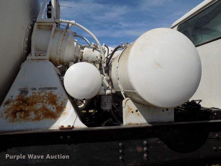 image for item DG2622 1999 International Paystar 5000  ready mix truck