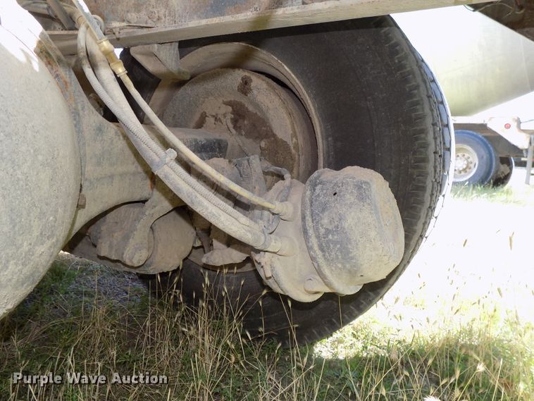 image for item DG2622 1999 International Paystar 5000  ready mix truck