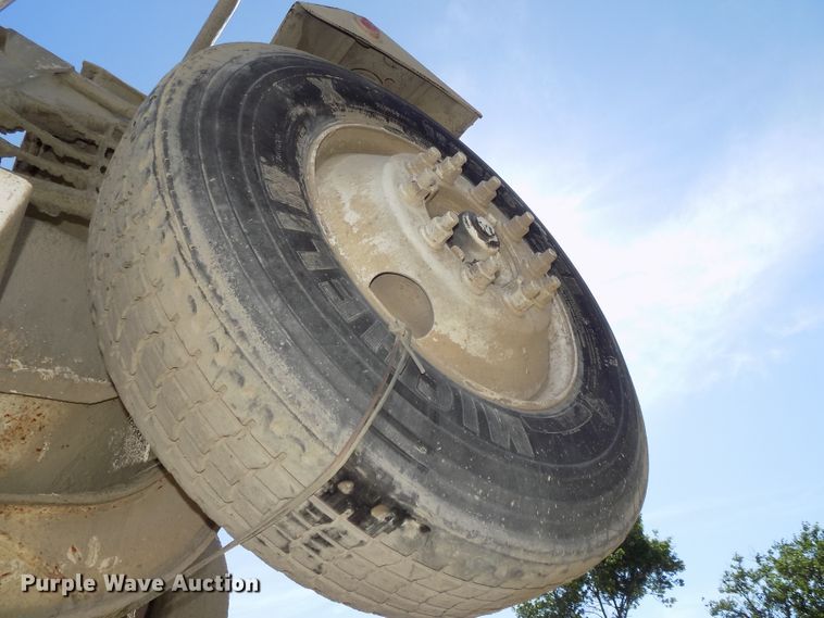 image for item DG2622 1999 International Paystar 5000  ready mix truck