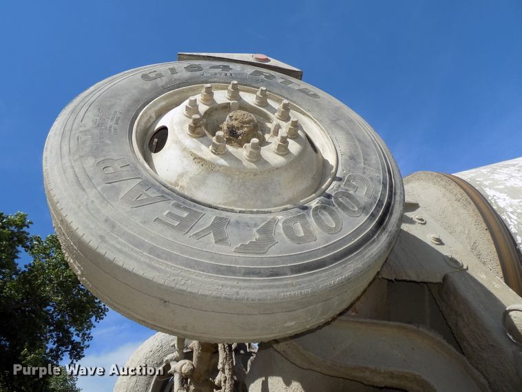 image for item DG2622 1999 International Paystar 5000  ready mix truck