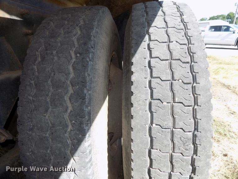 image for item DG2622 1999 International Paystar 5000  ready mix truck