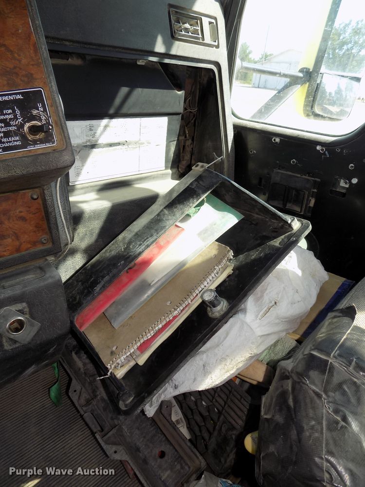 image for item DG2623 1999 Kenworth  ready mix truck