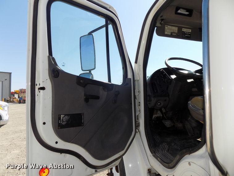 image for item DG2631 2005 Freightliner Business Class M2  dump truck