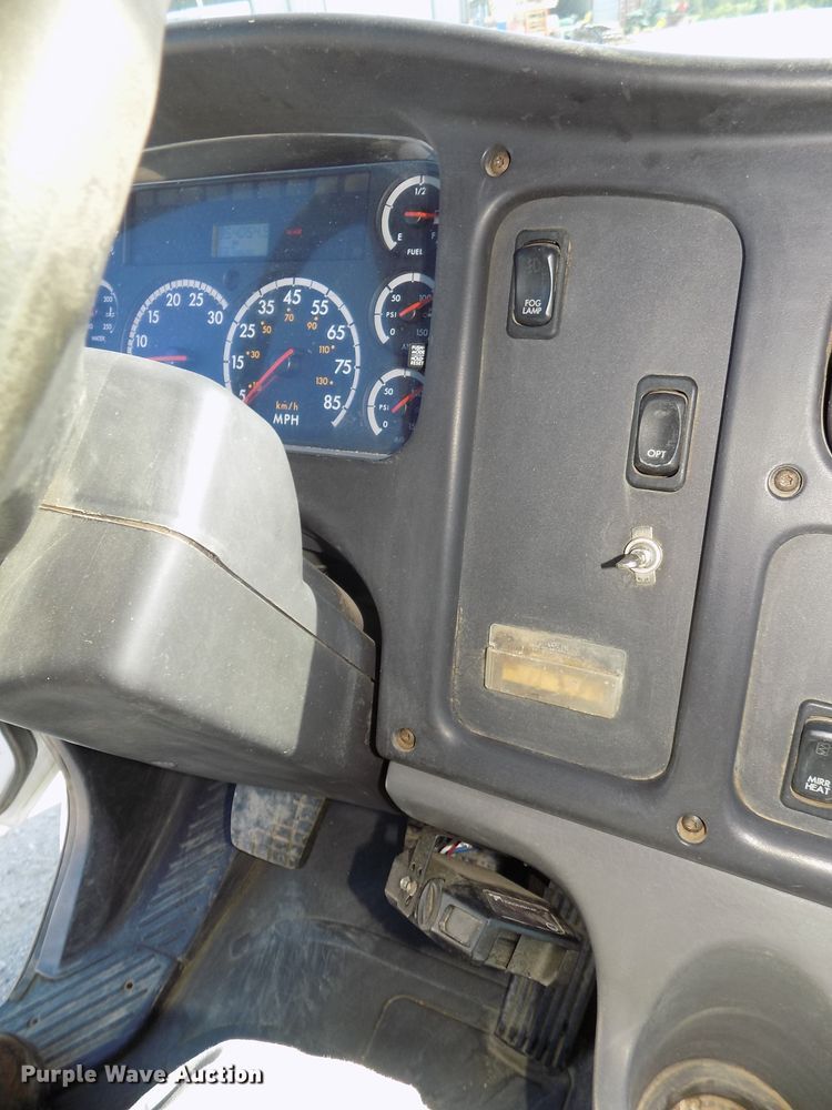 image for item DG2631 2005 Freightliner Business Class M2  dump truck