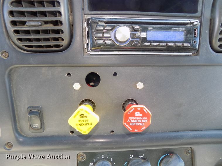 image for item DG2631 2005 Freightliner Business Class M2  dump truck