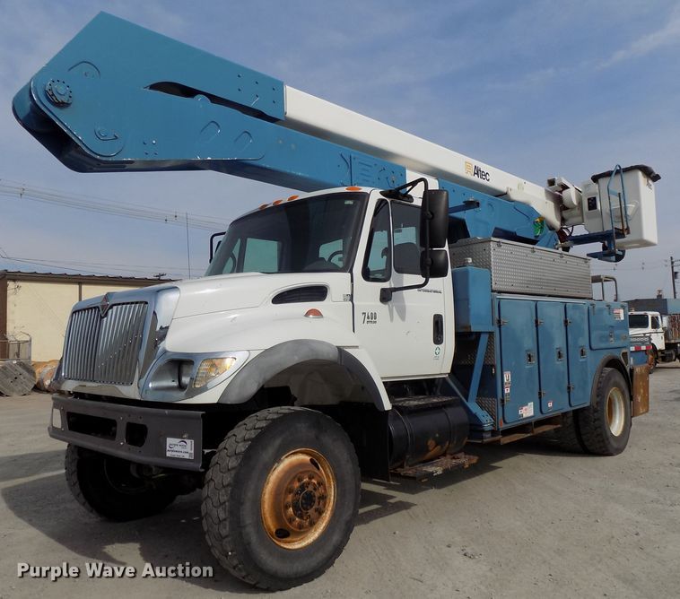 image for item DG2638 2004 International 7400  bucket truck