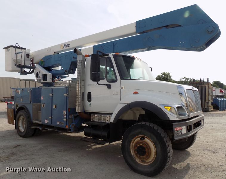 image for item DG2638 2004 International 7400  bucket truck