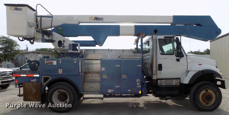 image for item DG2638 2004 International 7400  bucket truck