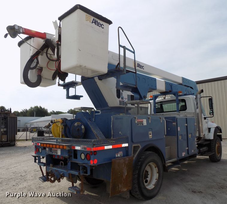image for item DG2638 2004 International 7400  bucket truck