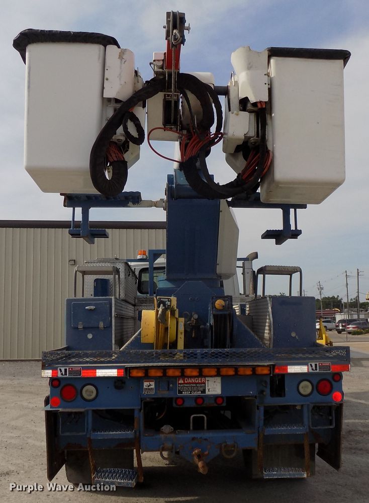 image for item DG2638 2004 International 7400  bucket truck