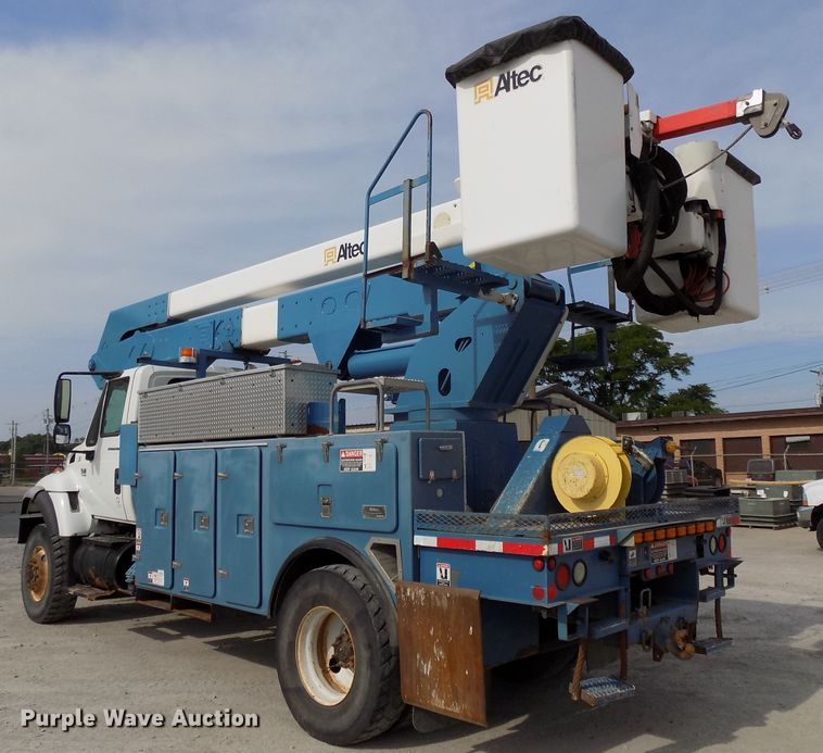 image for item DG2638 2004 International 7400  bucket truck