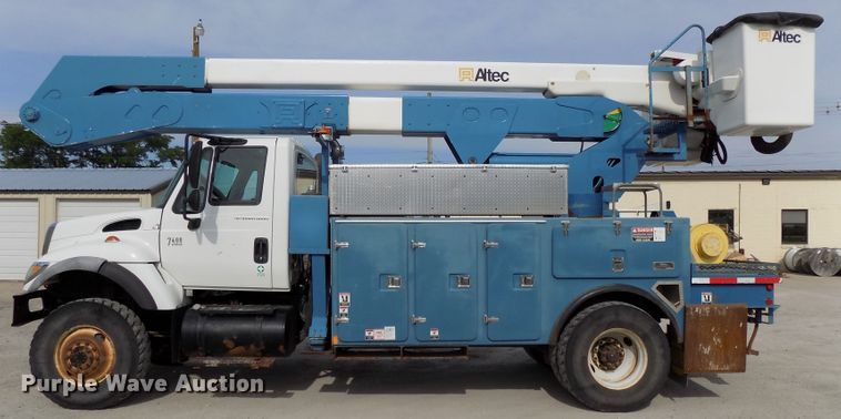 image for item DG2638 2004 International 7400  bucket truck
