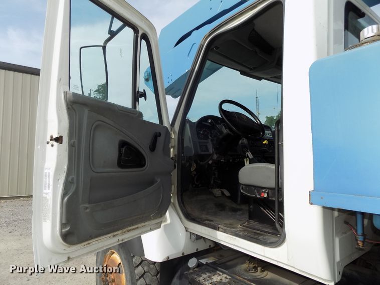 image for item DG2638 2004 International 7400  bucket truck