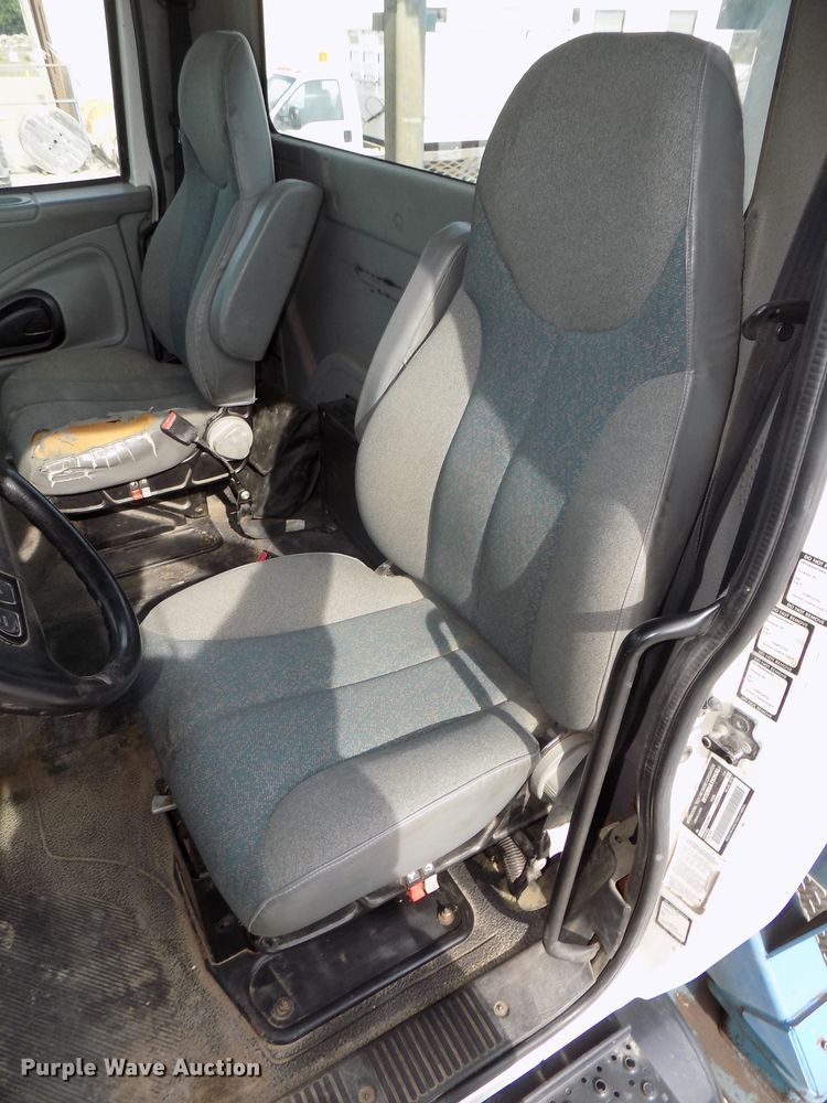 image for item DG2638 2004 International 7400  bucket truck