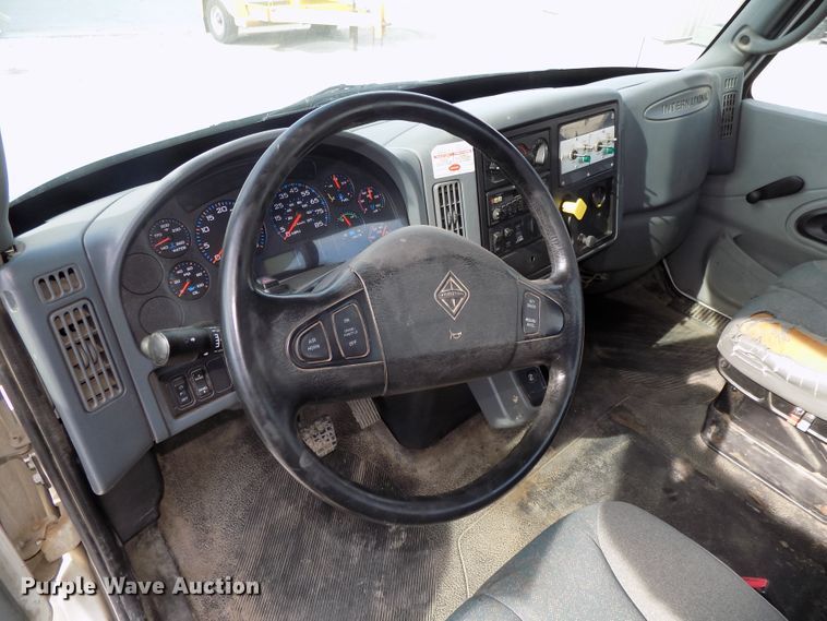 image for item DG2638 2004 International 7400  bucket truck