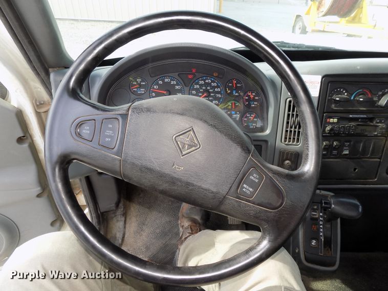 image for item DG2638 2004 International 7400  bucket truck