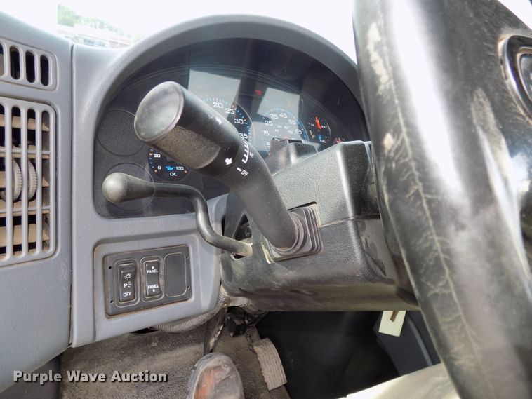 image for item DG2638 2004 International 7400  bucket truck