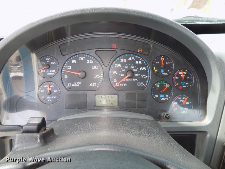 image for item DG2638 2004 International 7400  bucket truck