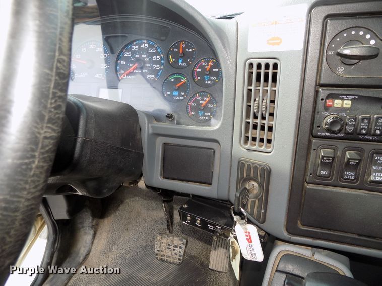 image for item DG2638 2004 International 7400  bucket truck