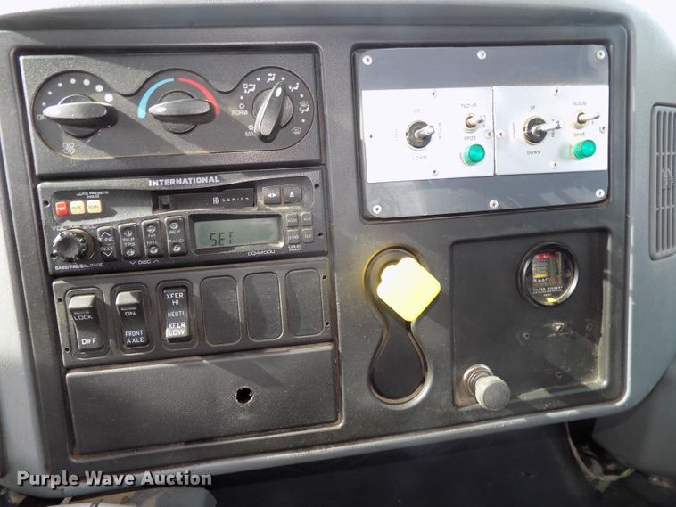 image for item DG2638 2004 International 7400  bucket truck