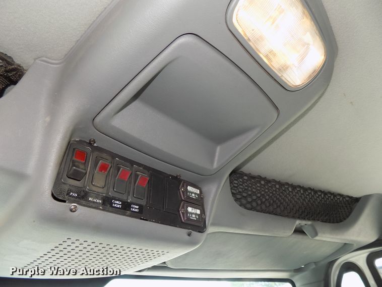 image for item DG2638 2004 International 7400  bucket truck