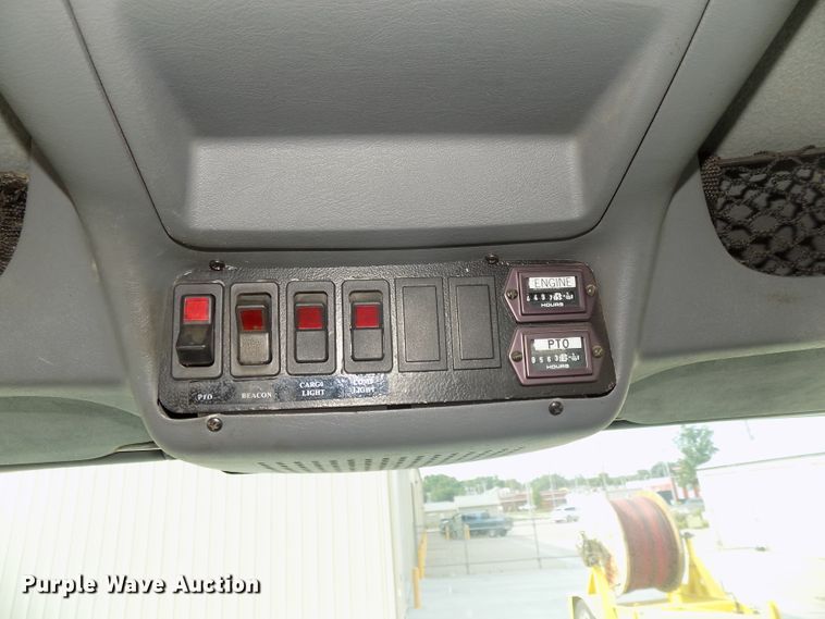 image for item DG2638 2004 International 7400  bucket truck