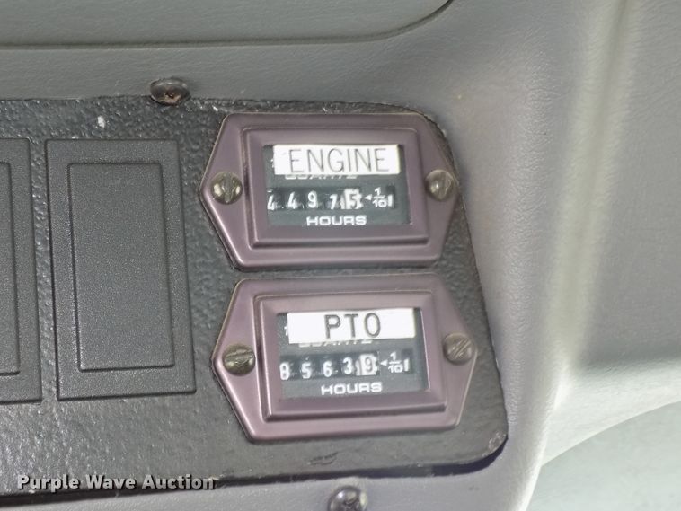 image for item DG2638 2004 International 7400  bucket truck