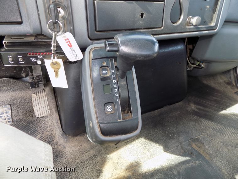 image for item DG2638 2004 International 7400  bucket truck