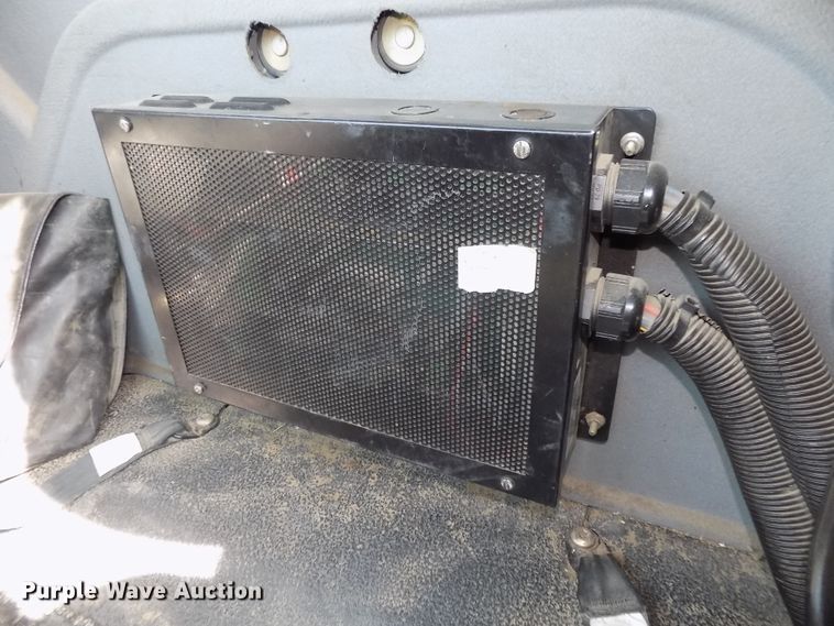 image for item DG2638 2004 International 7400  bucket truck