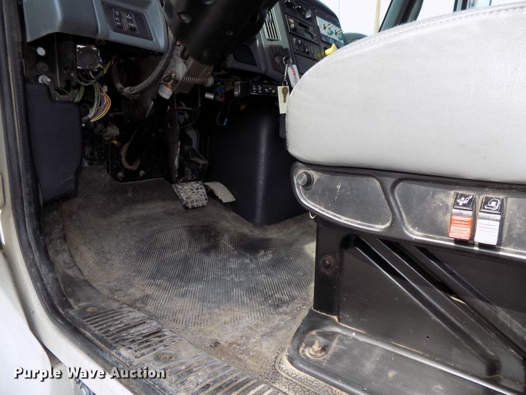 image for item DG2638 2004 International 7400  bucket truck