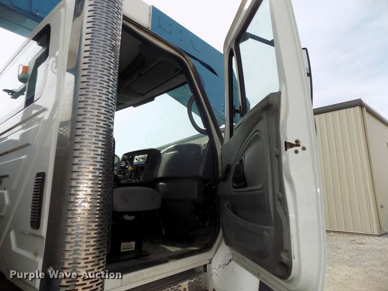 image for item DG2638 2004 International 7400  bucket truck