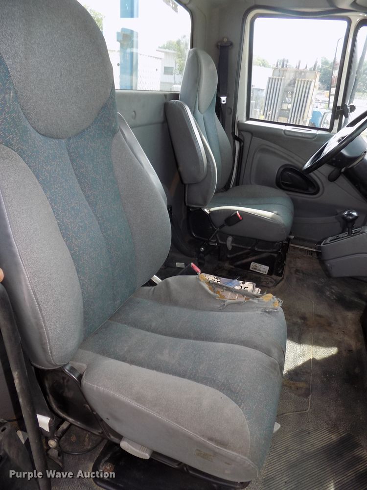 image for item DG2638 2004 International 7400  bucket truck