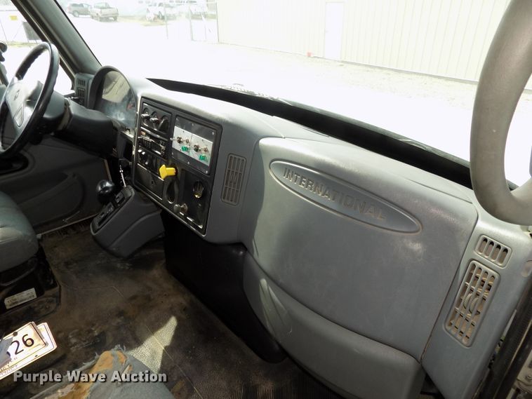 image for item DG2638 2004 International 7400  bucket truck