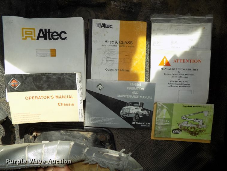 image for item DG2638 2004 International 7400  bucket truck